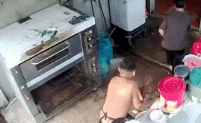 Tự sửa lò nướng, nam thanh niên gặp sự cố đáng sợ khiến đầu 