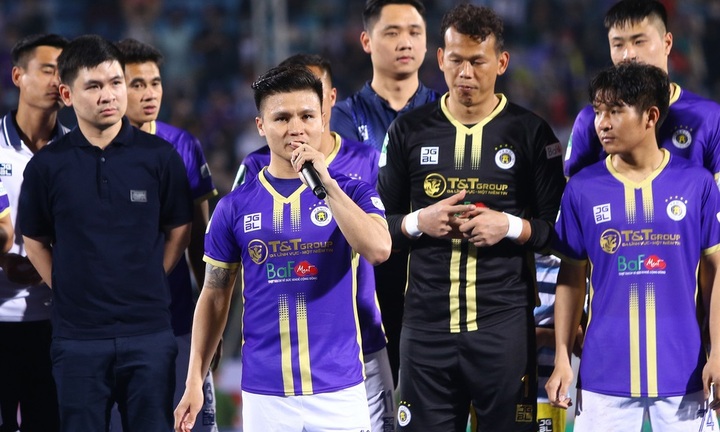 Quang Hải bật khóc, xúc động nói lời chia tay đồng đội