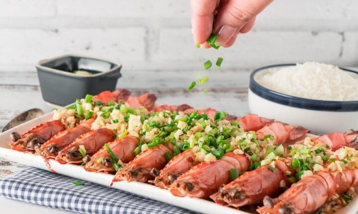 Công thức món tôm hấp tỏi thơm lừng, bao nhiêu cũng ăn hết