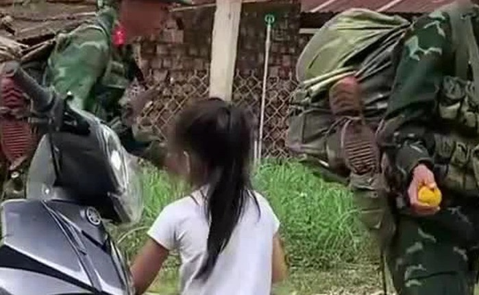 Gặp các chú bộ đội trên đường hành quân, bé gái có hành động ấm áp nhận