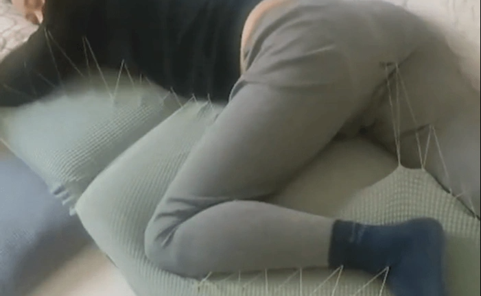 Chồng nằm ườn trên sofa 5 tiếng, cô vợ 