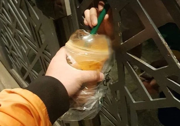 Giao đồ uống nhưng khách làm mất chìa khóa, pha xử lý của shipper được dân mạng 