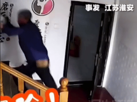 Clip: Người đàn ông trượt ngã xuống cầu thang và màn giải cứu 