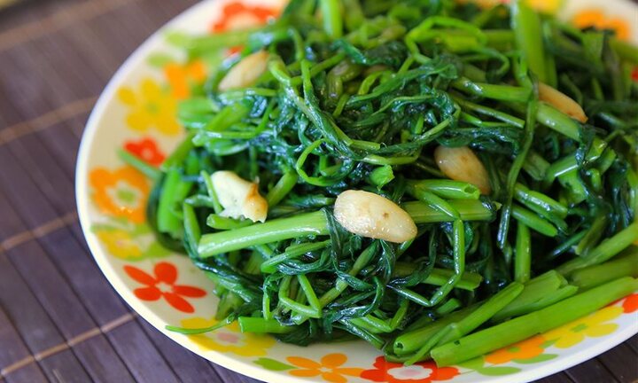 Cách làm rau muống xào tỏi xanh mướt, giòn ngon như nhà hàng