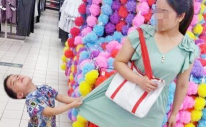Con trai ăn vạ đòi mua đồ chơi, mẹ áp dụng chiêu cao tay khiến đứa trẻ ngoan ngoãn