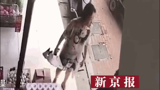 Đến muộn 5 phút, shipper bị người phụ nữ cầm ô đánh liên tiếp vào mặt gây phẫn nộ