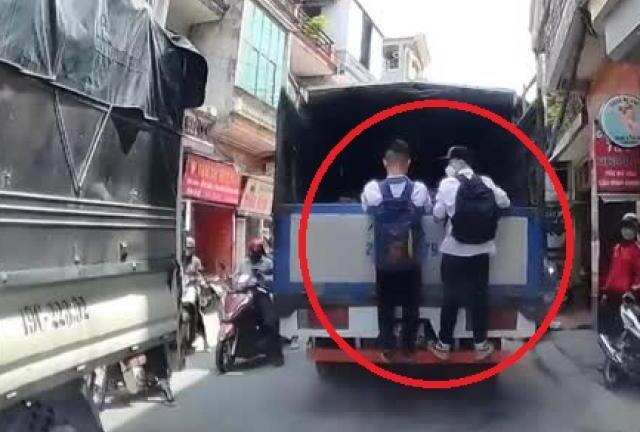 Clip 2 nam sinh đu bám lên thùng xe tải và kết cục 