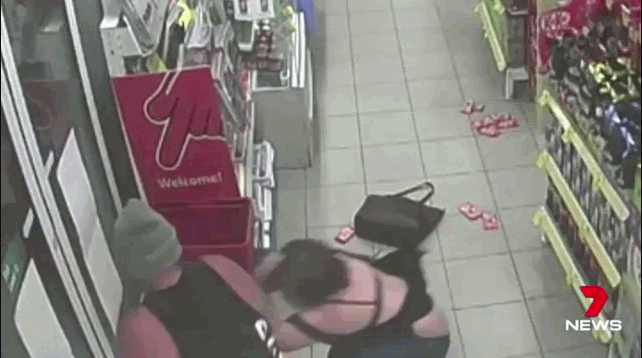 Clip: Nam thanh niên hành hung bạn gái dã man trong siêu thị vì lý do khó tin