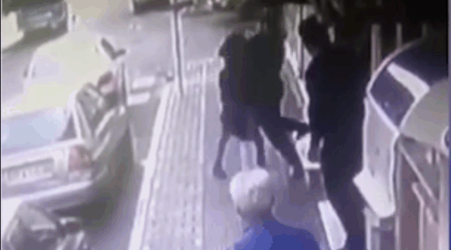 Clip: Cô gái đáp trả quyết liệt khi bị gã đàn ông đạp ngã trên phố