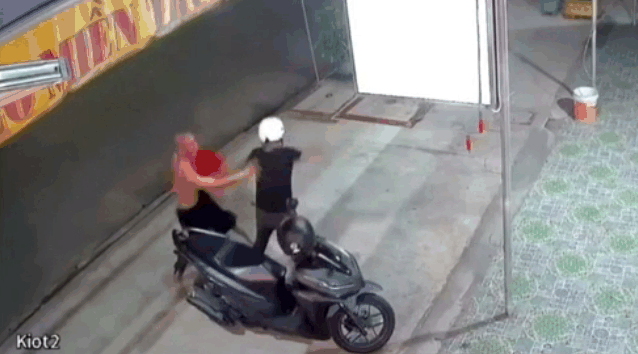 Clip: Loay hoay bẻ khóa xe máy, tên trộm bị người đàn ông cầm ghế phang tới tấp