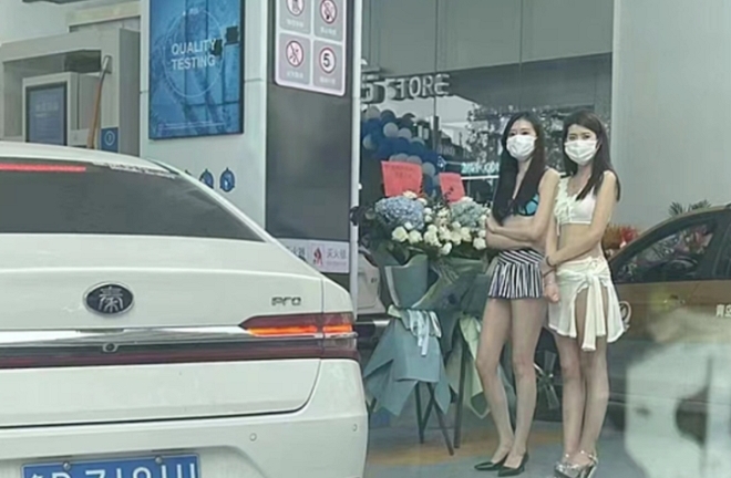 Trạm xăng thuê người mẫu mặc bikini quảng cáo gây tắc cả một tuyến đường
