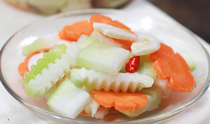 Cách làm su hào muối chua ngọt giòn tan hấp dẫn, ăn mãi không ngán