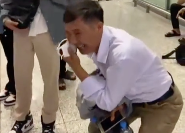 Clip ông bố Việt Nam khóc ướt đầm áo tiễn con gái theo bạn trai người Trung Quốc về nước gây xúc động