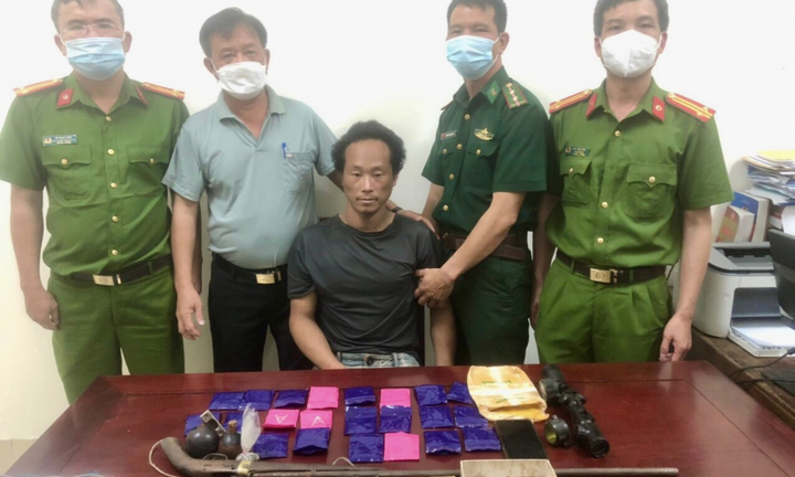 Bắt đối tượng buôn ma túy thủ sẵn súng, lựu đạn