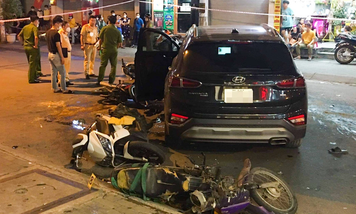 Hiện trường vụ ô tô đâm 7 chỗ tông liên hoàn nhiều xe máy ở TP.HCM