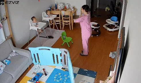 Bà mẹ trẻ vừa trông con, vừa 