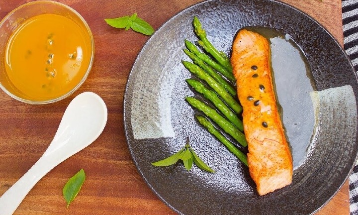 Cách làm cá hồi sốt chanh leo ngon đúng điệu ai cũng mê