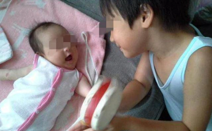 Nhờ con trai 5 tuổi trông em để đi chợ, bà mẹ hoảng sợ khi chứng kiến cảnh tượng trong phòng