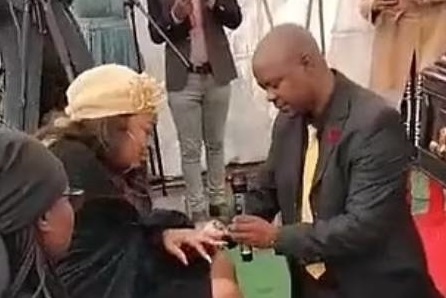 Người đàn ông bị chỉ trích vì cầu hôn ngay trong đám tang của cha bạn gái