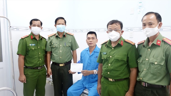 Thiếu tá công an bị nhóm côn đồ chém trọng thương khi đang làm nhiệm vụ