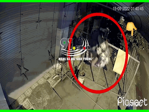 Phát hiện hành vi của tên trộm, chủ nhà có phản ứng