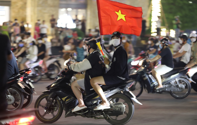 Người hâm mộ đổ ra đường ăn mừng U23 Việt Nam giành HCV SEA Games