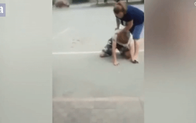 Hí hửng giật điện thoại của cô gái, gã đàn ông bị nạn nhân dạy cho bài học nhớ đời