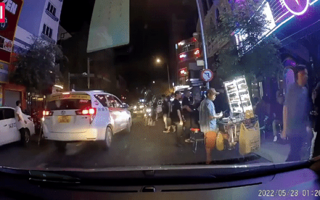 Clip tên cướp giật phăng điện thoại trên tay nam thanh niên ngay giữa thanh niên bạch nhật