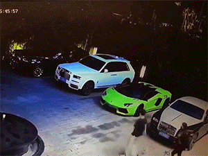 Nam thanh niên say xỉn, liên tục giẫm đạp lên loạt siêu xe bạc tỷ mặc bạn gái ngăn cản