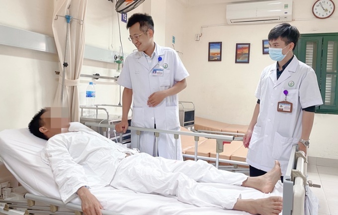 Người đàn ông bị vỡ tinh hoàn vì va chạm khi đá bóng