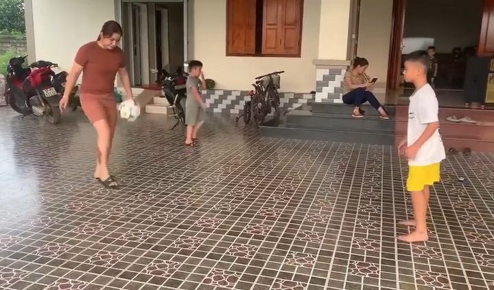 Hai mẹ con trổ tài tâng bóng