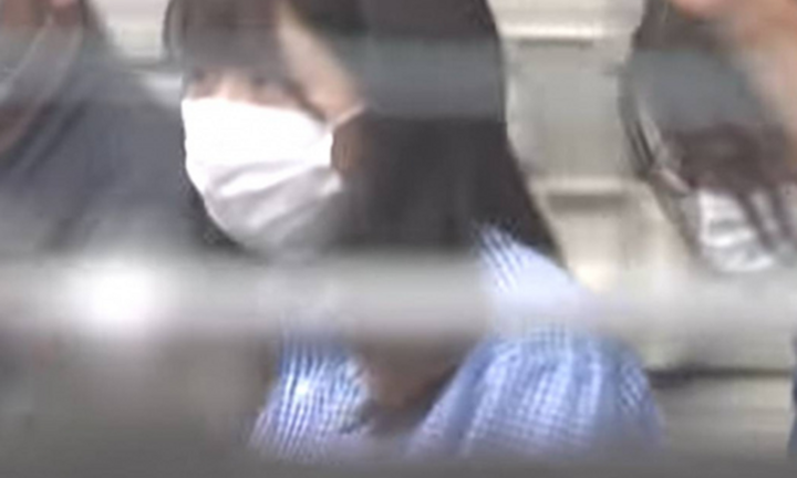 Dọn tủ quần áo cho con gái, bà mẹ phát hiện điều ghê rợn vội báo cảnh sát