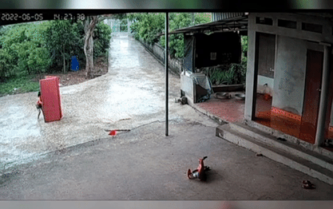 Trời bất ngờ mưa lớn, bé gái có hành động hiểu chuyện khiến cộng đồng mạng tấm tắc khen ngợi