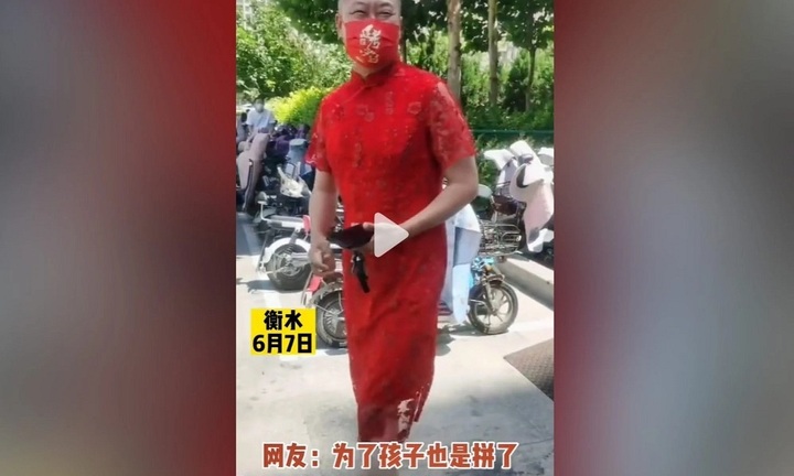 Ông bố Trung Quốc mặc sườn xám để lấy hên cho con đi thi đại học