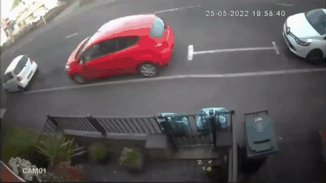 Clip: Siêu xe Ferrari lao như tên bắn, đâm loạt ô tô gây kinh hãi