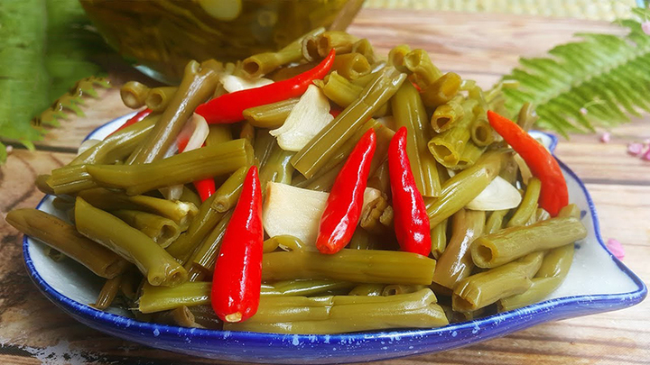 Mách bạn cách làm món rau muống muối chua ngọt giòn ngon ngay tại nhà 