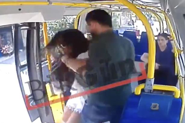 Cô gái bị gã đàn ông lạ mặt hành hung thô bạo trên xe buýt vì lý do khó tin