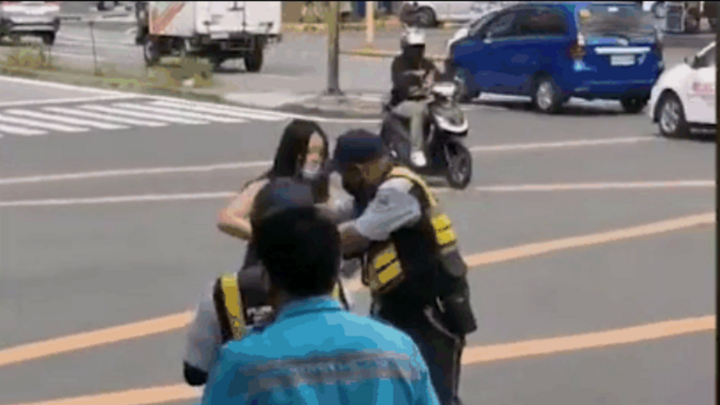 Clip: Người phụ nữ nhổ nước bọt, tấn công cảnh sát gây bức xúc 