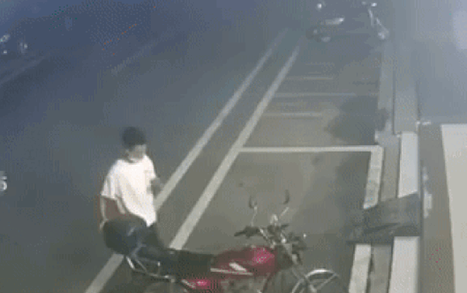 Rình mò quanh chiếc xe máy, nam thanh niên trộm đi một bộ phận khiến dân tình ngã ngửa