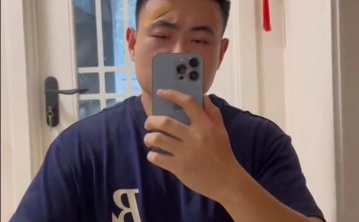 Lén ngắm hotgirl trên mạng trong lúc bạn gái đi vệ sinh, chàng trai gặp cái kết 