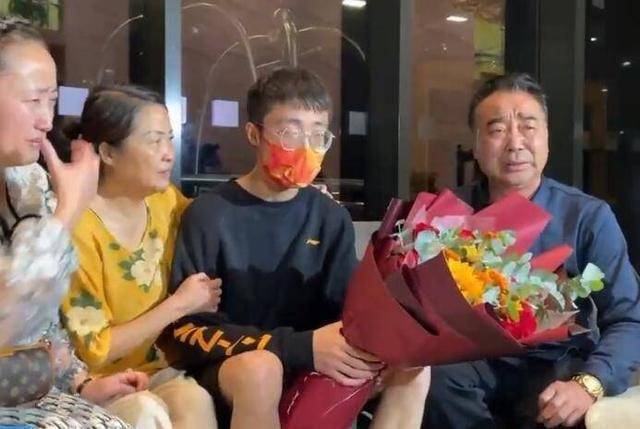 Chàng trai bị bắt cóc khỏi gia đình triệu phú khi mới 2 tuổi, bố mẹ nuôi lại là tỷ phú