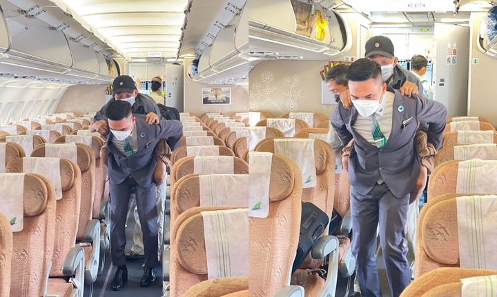 Rưng rưng câu chuyện cụ ông 70 tuổi cõng cha già 90 tuổi lên máy bay