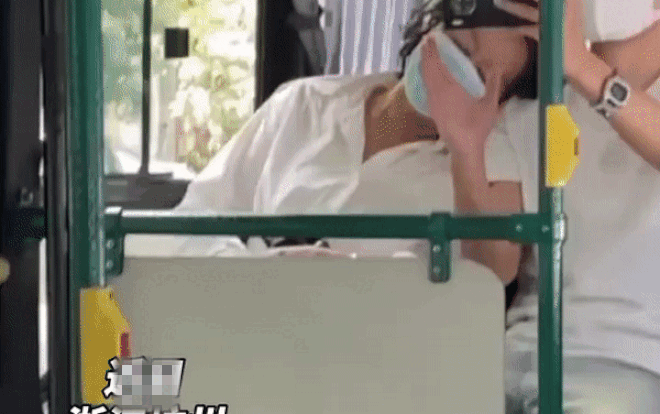 Đang họp online trên xe buýt, chàng trai bất ngờ gặp tình huống xấu hổ khiến dân tình cười ngất