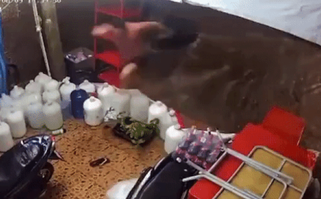 Đang nghịch nước dưới trời mưa ngập, hai thanh niên 