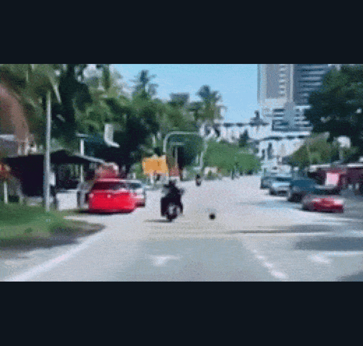 Đang ngồi sau xe máy, người phụ nữ bỗng lăn ra đường bất tỉnh vì thứ khó tin
