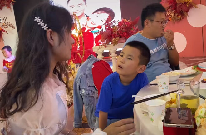 Clip bé trai đắm đuối nhìn phù dâu xinh đẹp khiến cộng đồng mạng cười nghiêng ngả