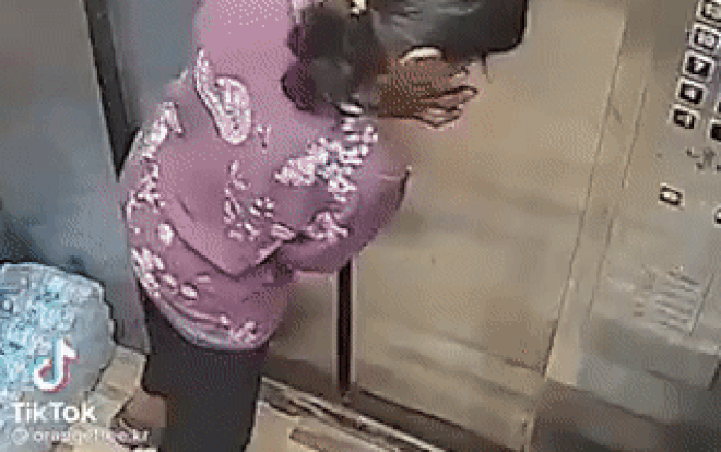 Mắc kẹt trong thang máy, cụ bà khiếm thính cạy cửa nhảy ra ngoài khiến tất cả hãi hùng