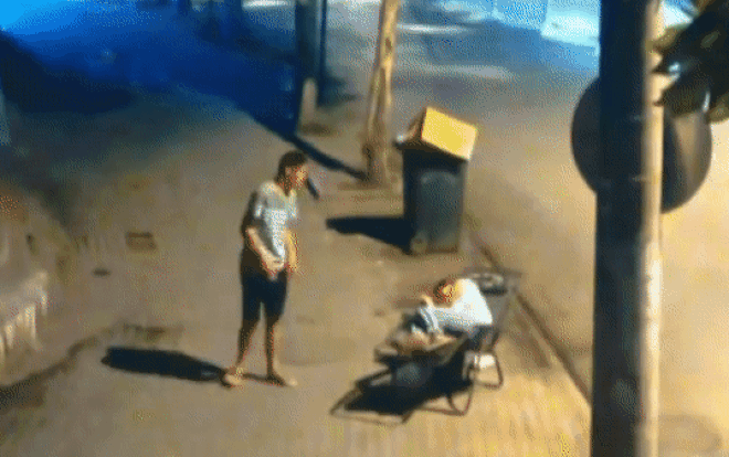 Vô tư đem ghế ra vỉa hè nằm ngủ, người phụ nữ không ngờ trở thành nạn thân của kẻ xấu