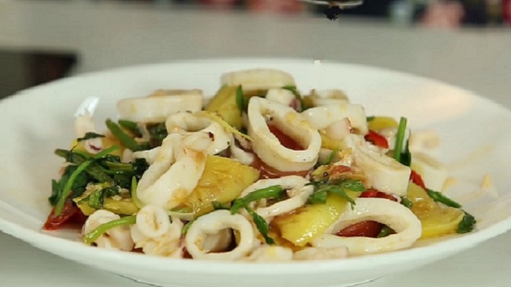 Học ngay cách làm món mực xào dứa thơm ngon đúng điệu