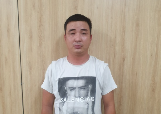 Ghen tuông, người đàn ông lái ô tô tông vợ cũ rồi bỏ chạy